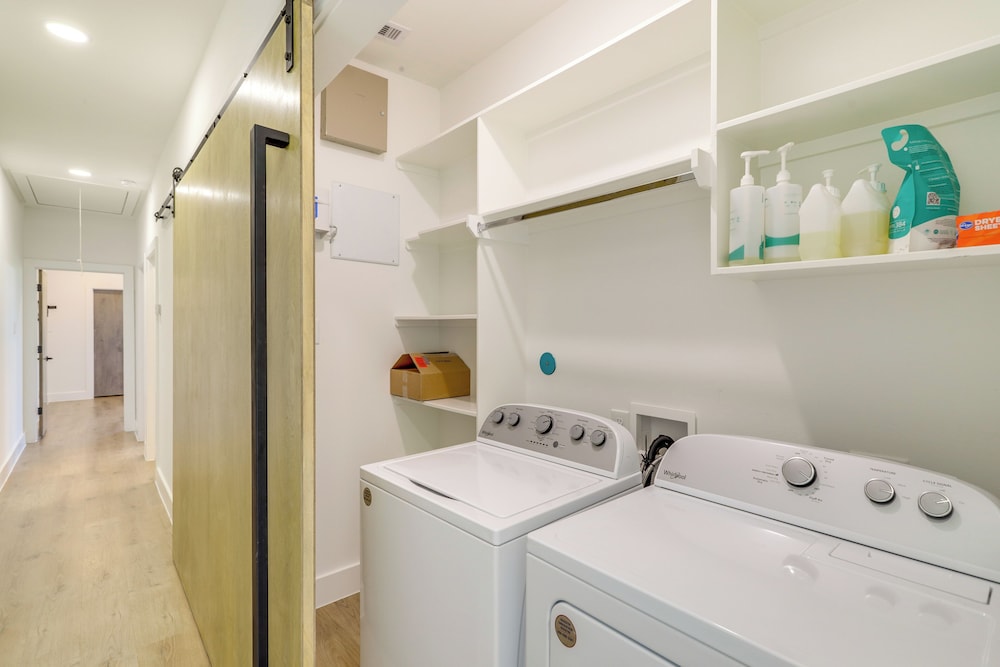 3 Mi to Dtwn: Modern Townhome w/ Yard in Houston