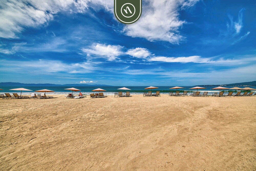 Luxury 4 BR Condo - Private Beachfront Deck With Pool