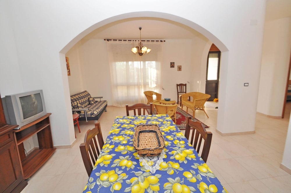 Villa Magnolia 1 Sleeps 8 Close to the sea