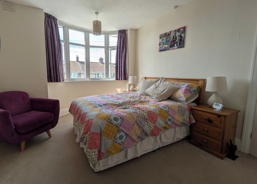 Cherry View House. 3-beds - Sleeps up to 8, Garden & Parking. Short Stays of all Types Welcome