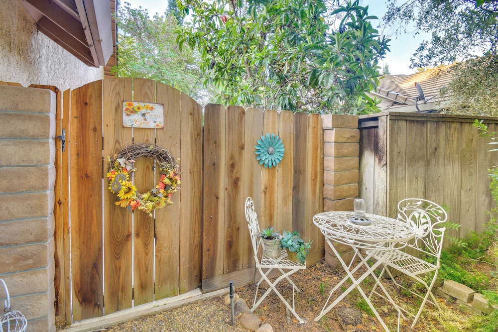 1 Mi to Applegate Park Zoo: Pet-friendly Home view 4