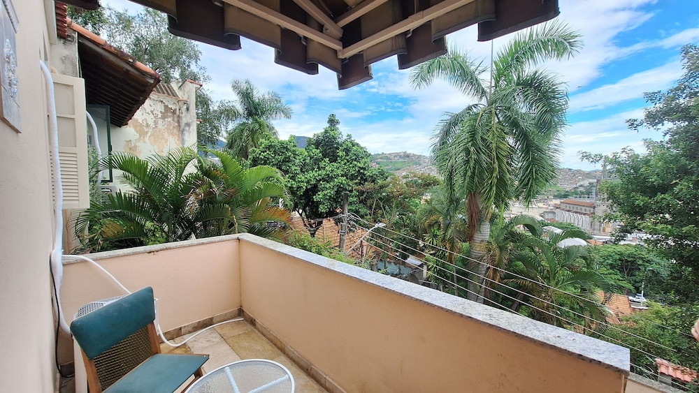 Casa vintage ampla com varanda e quintal