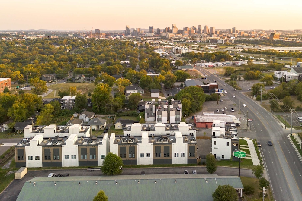 Nashville Escape With Skyline Deck and Hot Tub
