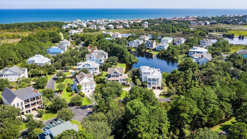 Inviting Beach Retreat With Wonderful Lake Views To Relax And Enjoy 5 Bedroom Home by Peace Vacations