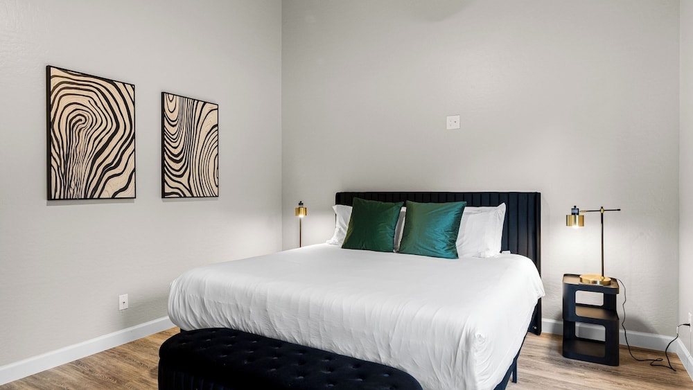 Private Pool, Outdoor Dining & Fireplace Near North Scottsdale Hotspots Desert Luma by Avantstay