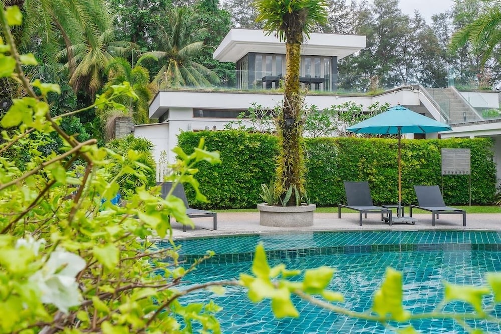 Elegant Beachfront 3BR Condo at Pearl of Naithon