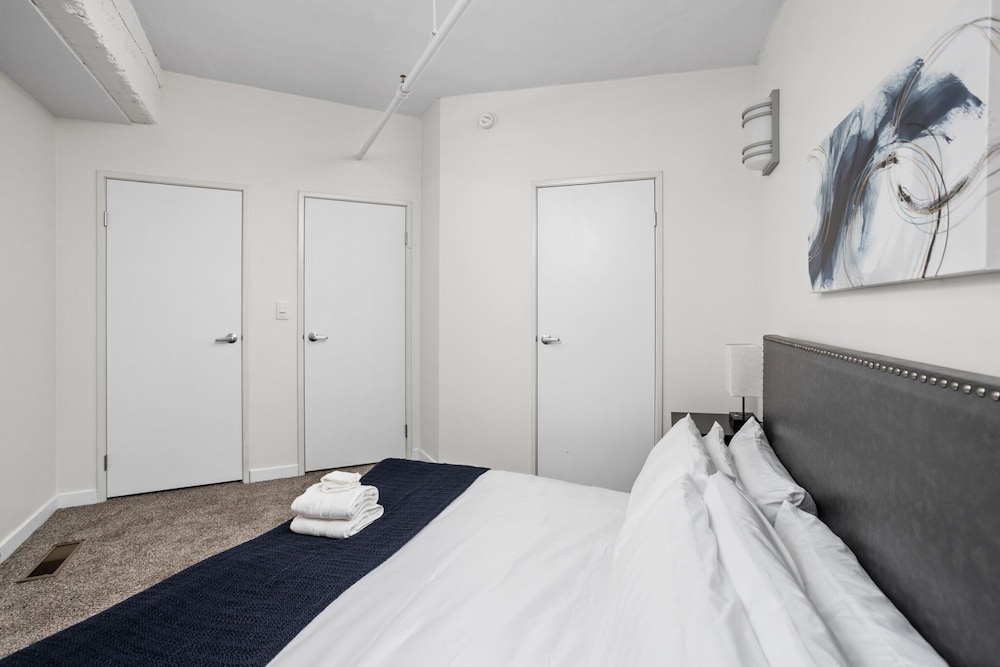Indianapolis Vacations - 2BR 2BA The Block Apartment - CozySuites - Property Image 17