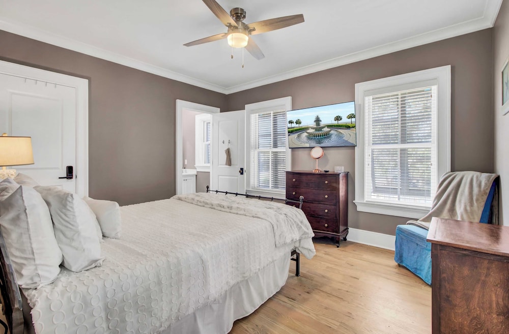 Steps to the Beach! Pool, Gym, Game Room, Movie Theater 3301 Palm by Avantstay