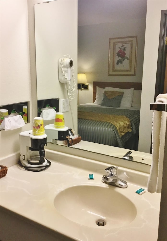 Capital O Amerihost Inn and Suites Fulton Hwy 54 MO