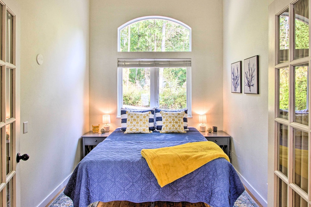 Game Room & Private Beach: Anderson Island Gem view 3