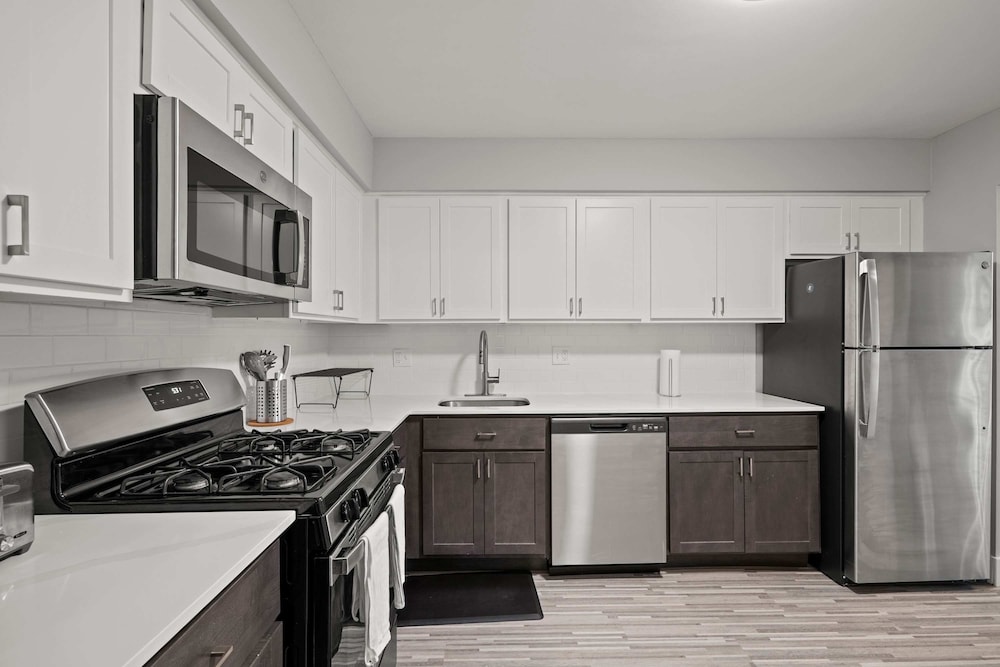 Stylish 2BR 2BA Stay in Prime Location