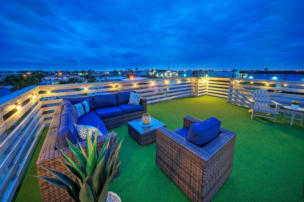 Lost Shaker of Salt by Avantstay Rooftop Pool