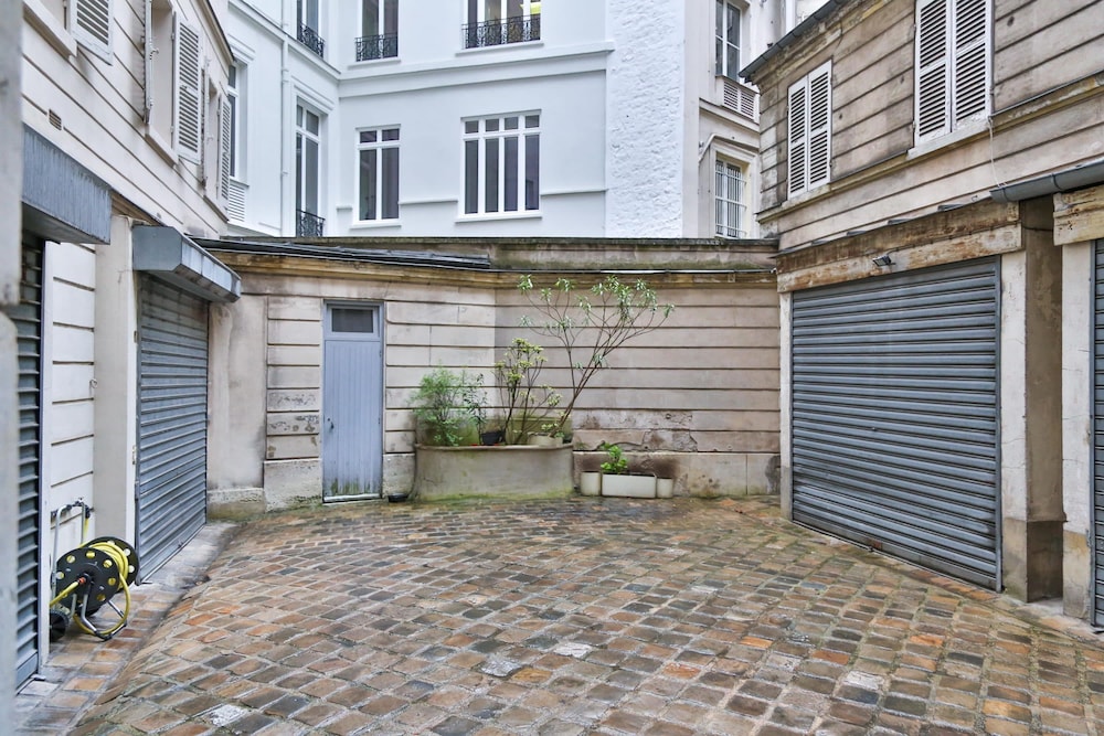 Secret Villiers I Stylish 2 Bed Apt in Villiers