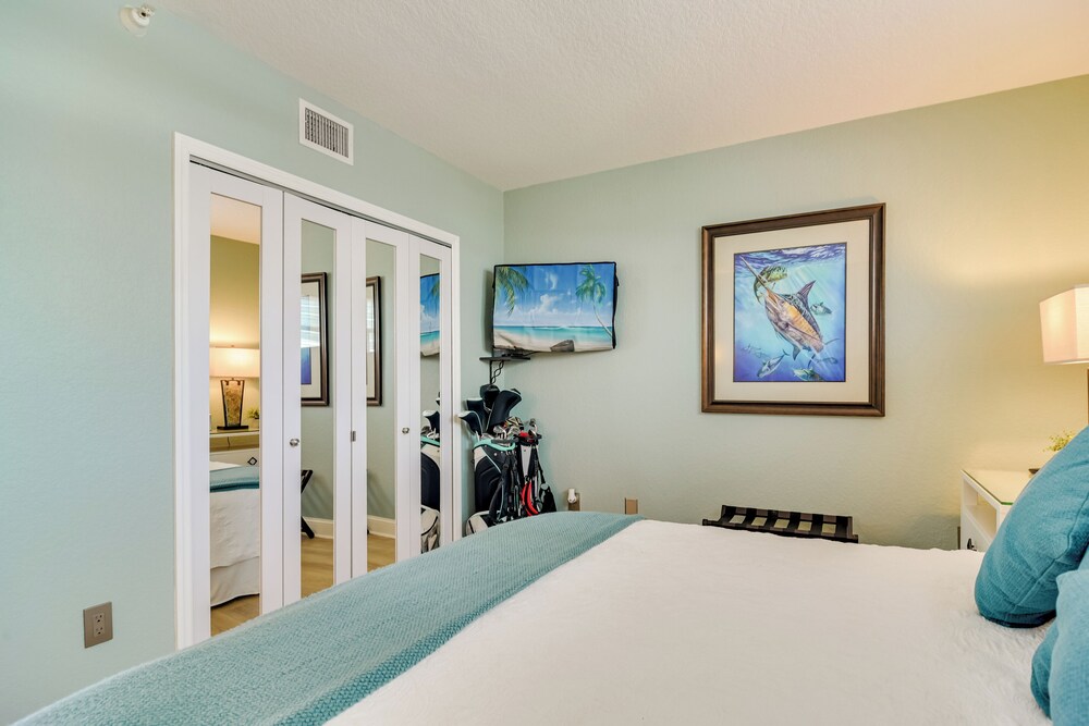 Walk to Clearwater Beach: Dockside Condo