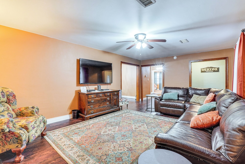 < 1 Mi to Main St Berryville: Spacious Family Home