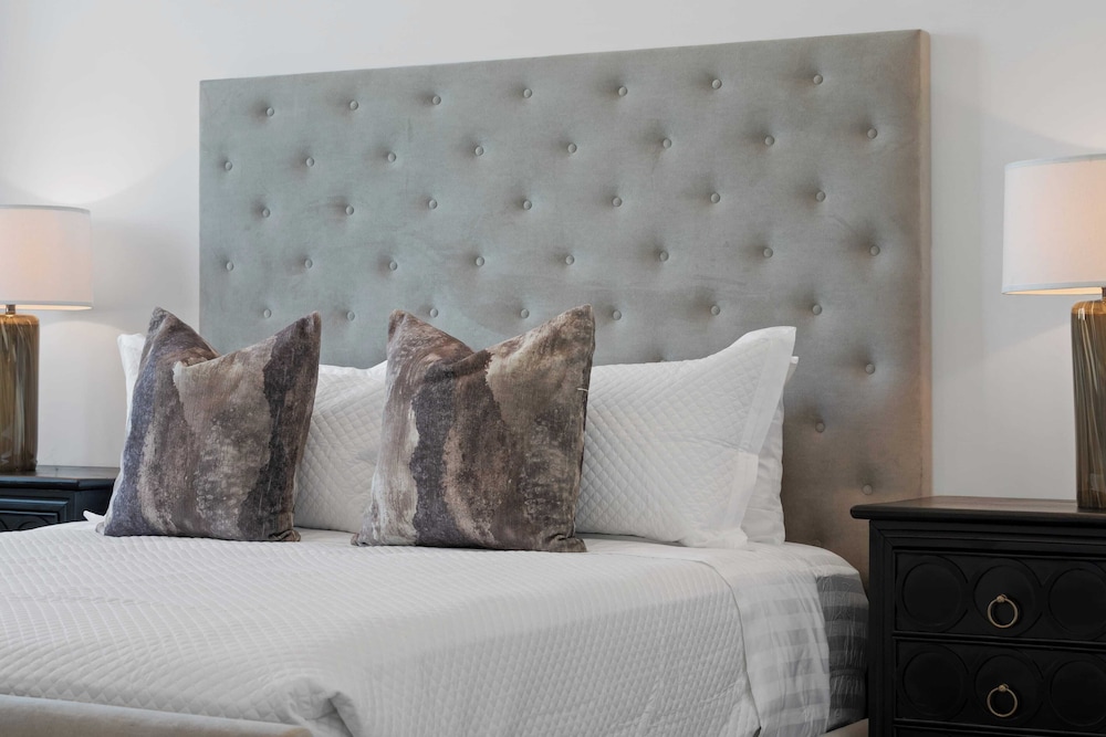 Sleeps 23 Pool, Hot Tub & Putting Green Minutes to Golf & Dining Bravo Villa #7 by Avantstay