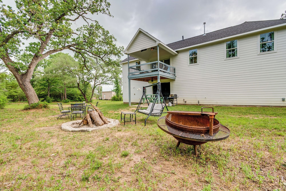 6 Mi to Lake Somerville: Barndominium on 20 Acres