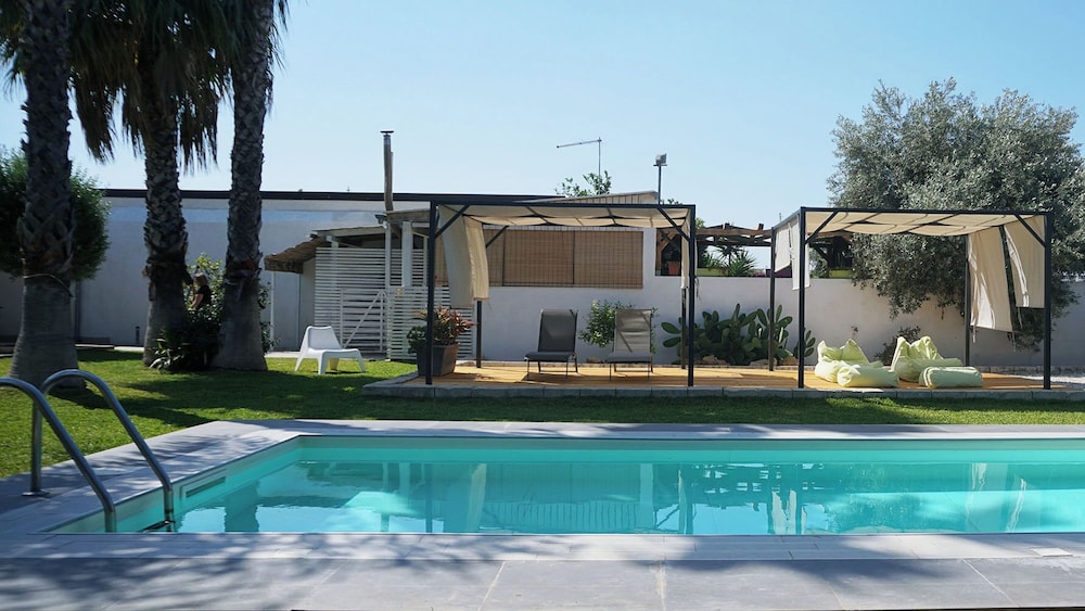 Dependance in villa con piscina