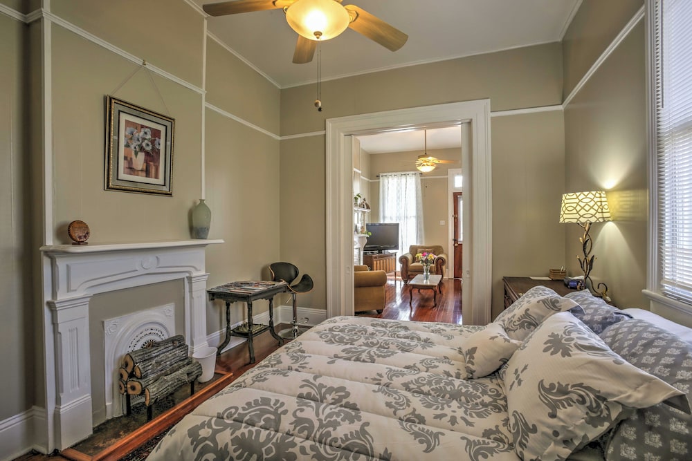 Walk to River, Tram & Zoo: Classic Nola Home! view 5
