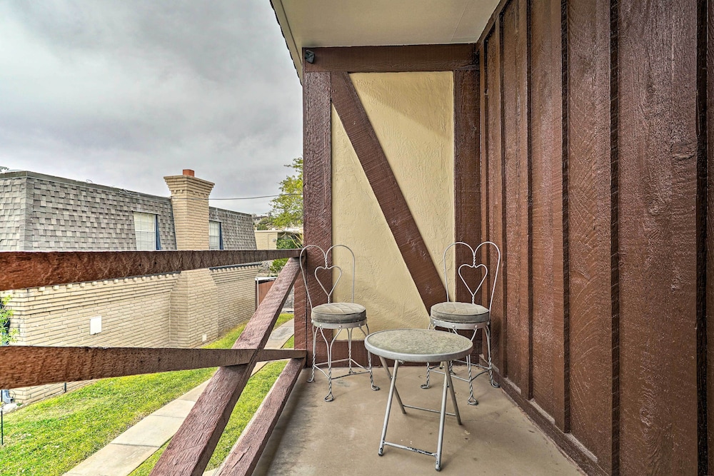 Cozy El Paso Condo w/ Patio ~ 7 Mi to Dtwn! view 3