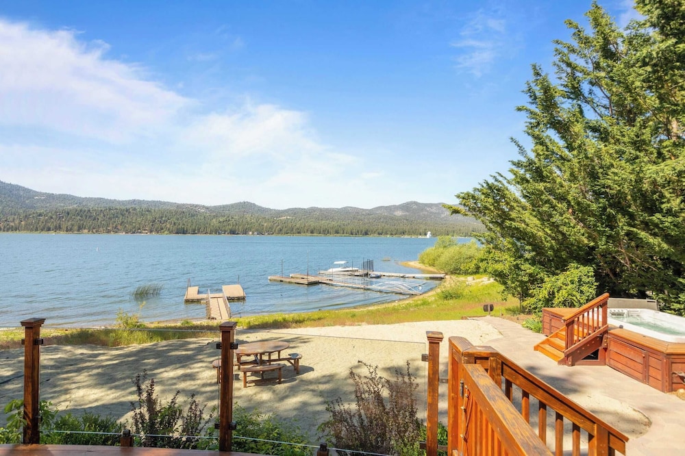 2 Lakefront Homes by Avantstay Sleeps 23, Private Dock+beach, Hot Tub, Fire Pit, Deck Views