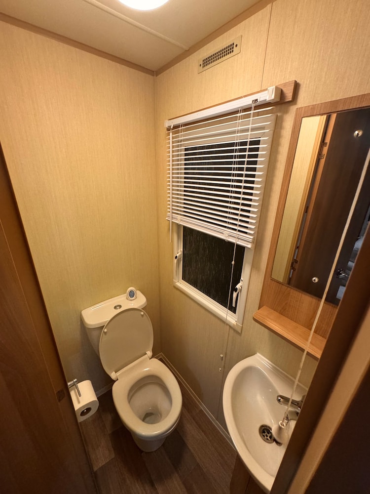2 Bed Caravan - Sleeps 6 - Pet Friendly, Parking