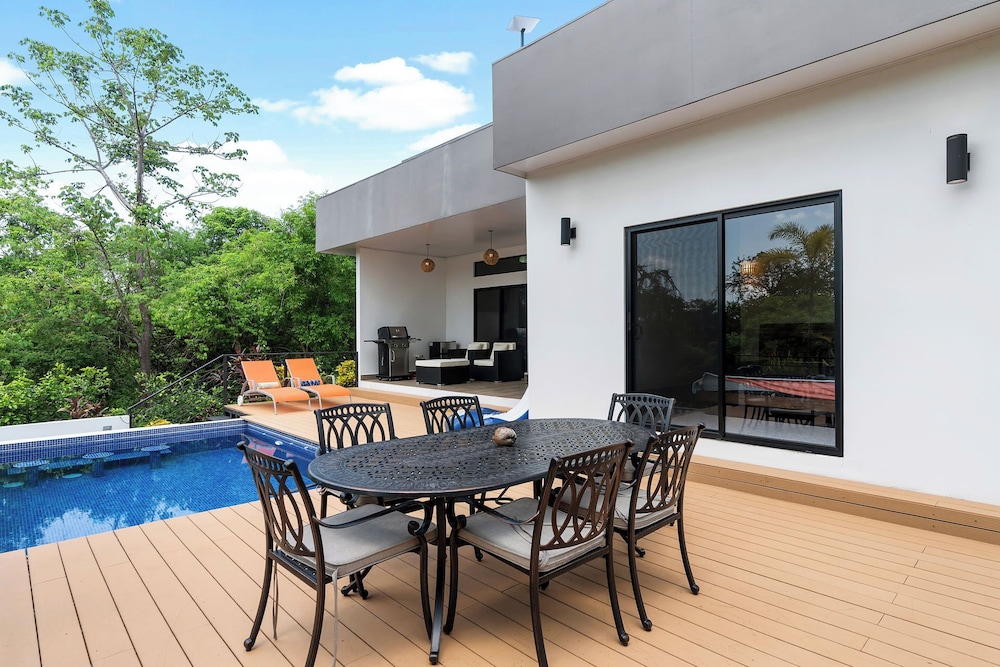 Villa with Minimalist Design & Scenic Deck with Private Infinity Pool and Jungle Views