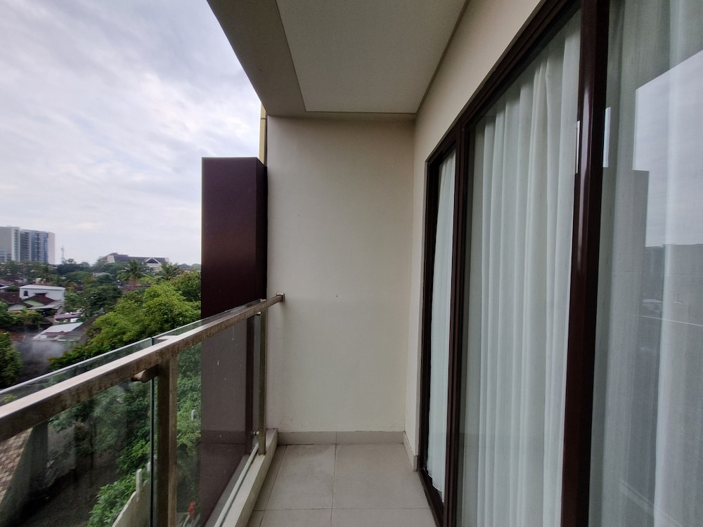 Minimalist 1Br At Patraland Amarta Apartment