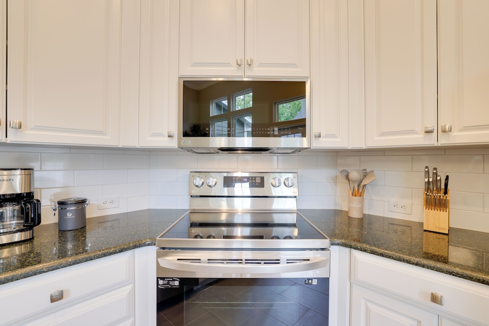 Townhome w/ Patio < 5 Mi to UF Campus!