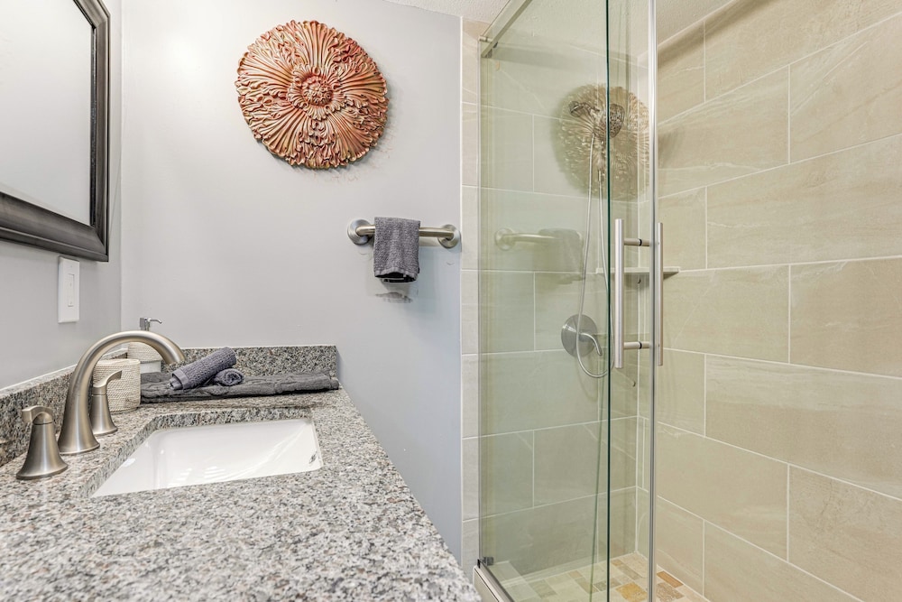 Hot Tub & Fenced Yard: Dog-friendly Gem in Denison