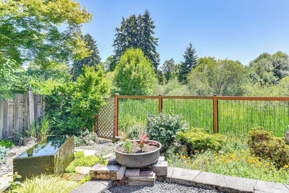 Backs to Wetlands: Tranquil Beaverton Retreat!