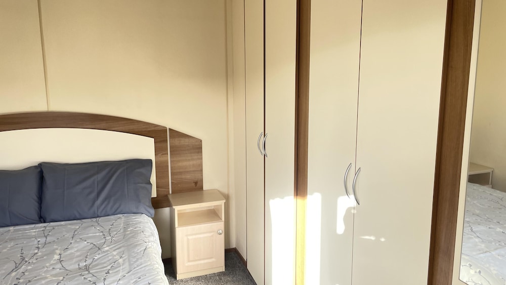 Captivating 2-bed Caravan in Clacton-on-sea view 5