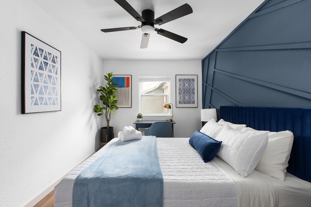 Cozy-Chic 2BR Patio Ideal for Groups