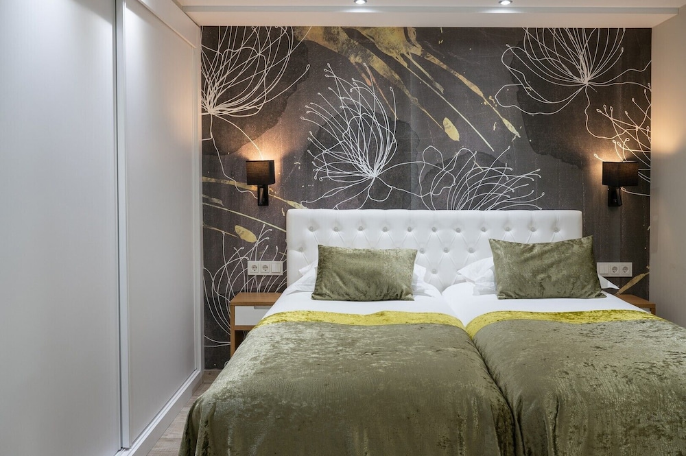 THE MIRROR & SPA by Elegant Residences