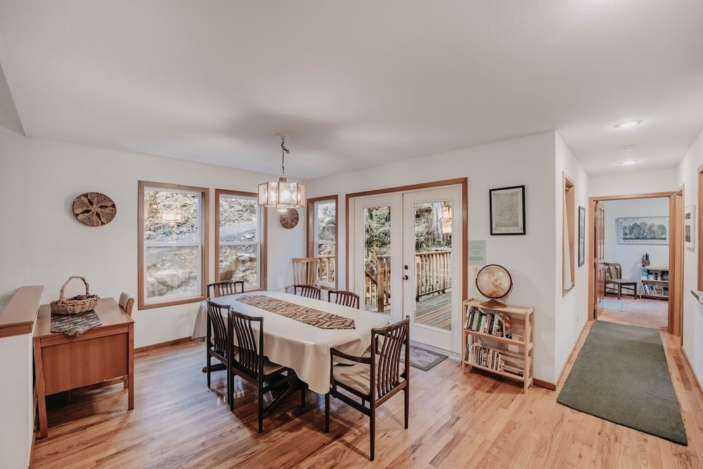 51sl - Ping Pong - Fireplace - D/w - W/d - Sleeps 8 3 Bedroom Home by RedAwning