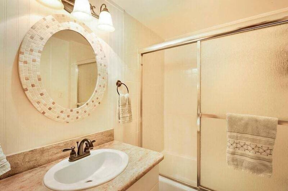 Top Floor With Ocean Views - Convenient Location - Vrkcv
