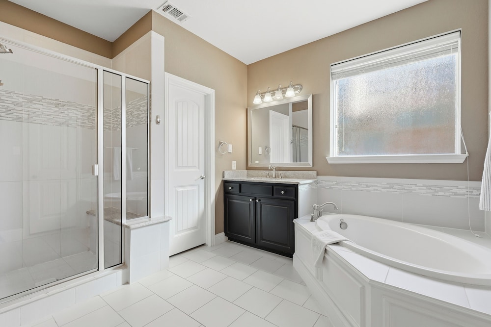 Spacious Cozy 4B Home in Frisco