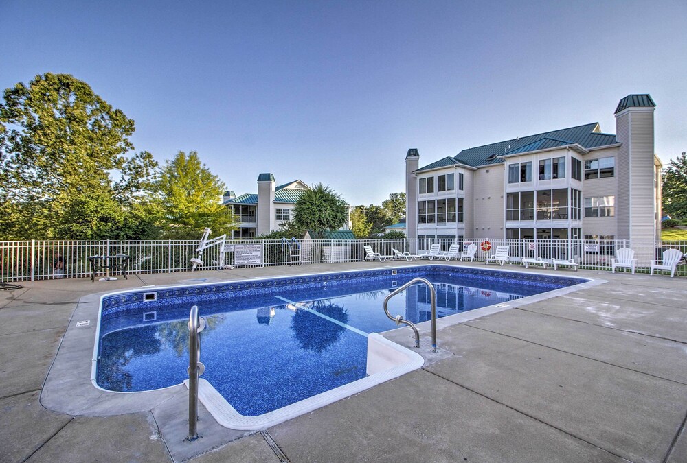 Cozy  Deluxe Branson Condo: Balcony  Pool Access - Property Image 5