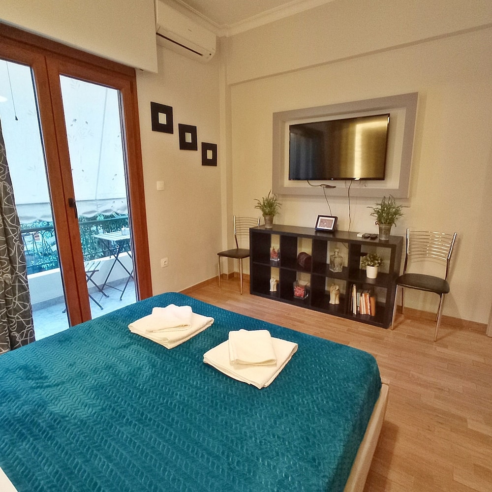 Cozy Apartment for 4 Persons at Thiseio Cozy Apartment for 4 Near Acropolis at Thissio