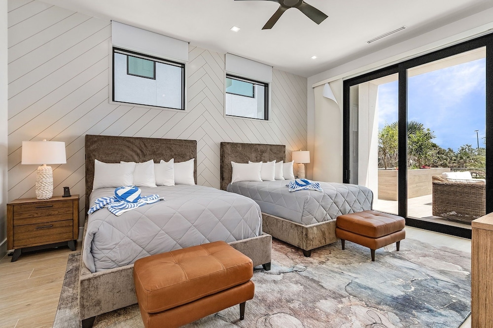 793 Shoreline Estate: 6bd/6br, Luxurious Pool Home On The Water! 6 Bedroom Home