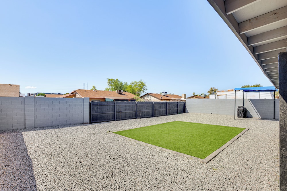 3 Mi to Desert Diamond Arena: Peoria Home w/ Yard!