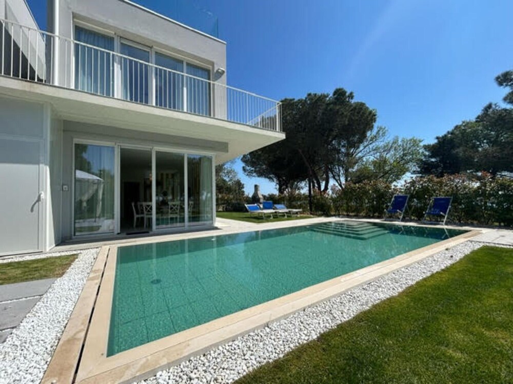 Stunning Villa With Pool and Lagoon View