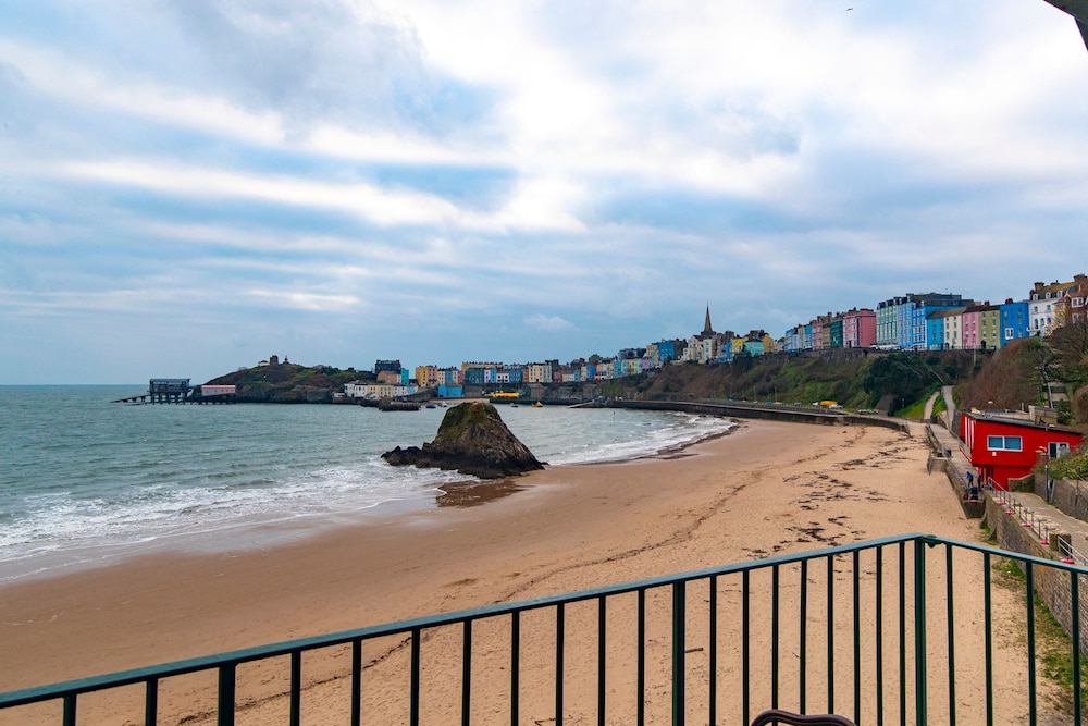 5 Sunny Cove - Direct Beach Access Sea Views