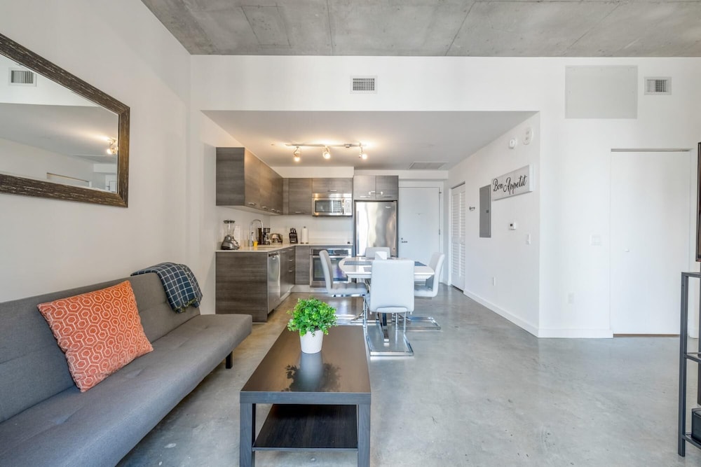 Cozy Downtown Pad- Luxe Rooftop Pool gym and More