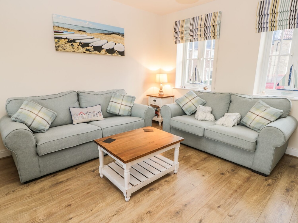 Dotty's Sunshine Cottage view 4