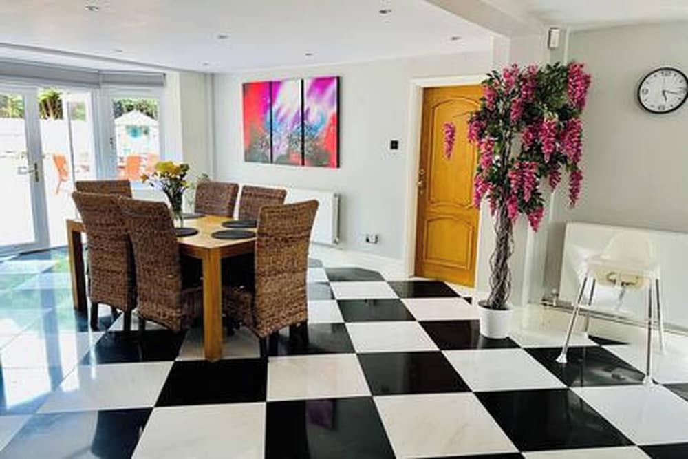 Stratford 4 BR Family Mansion With Pool, Gym & BBQ, Photo 34