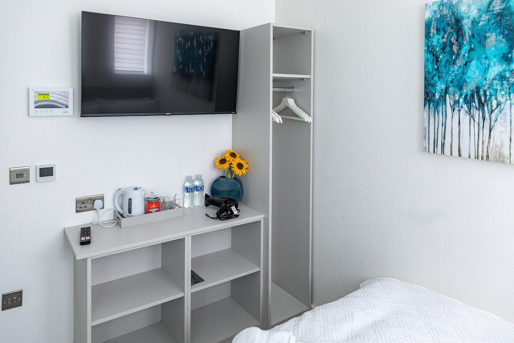 Superior Compact Studio Close to Amenities view 3