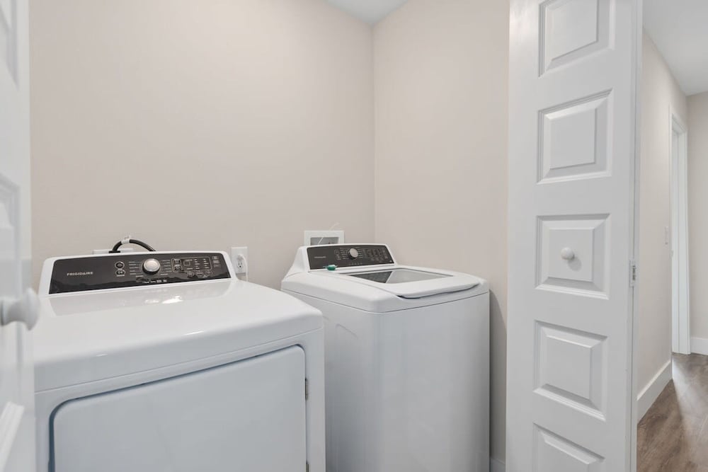 Super Cool- Sleeps 17 Newly Built Near Parks