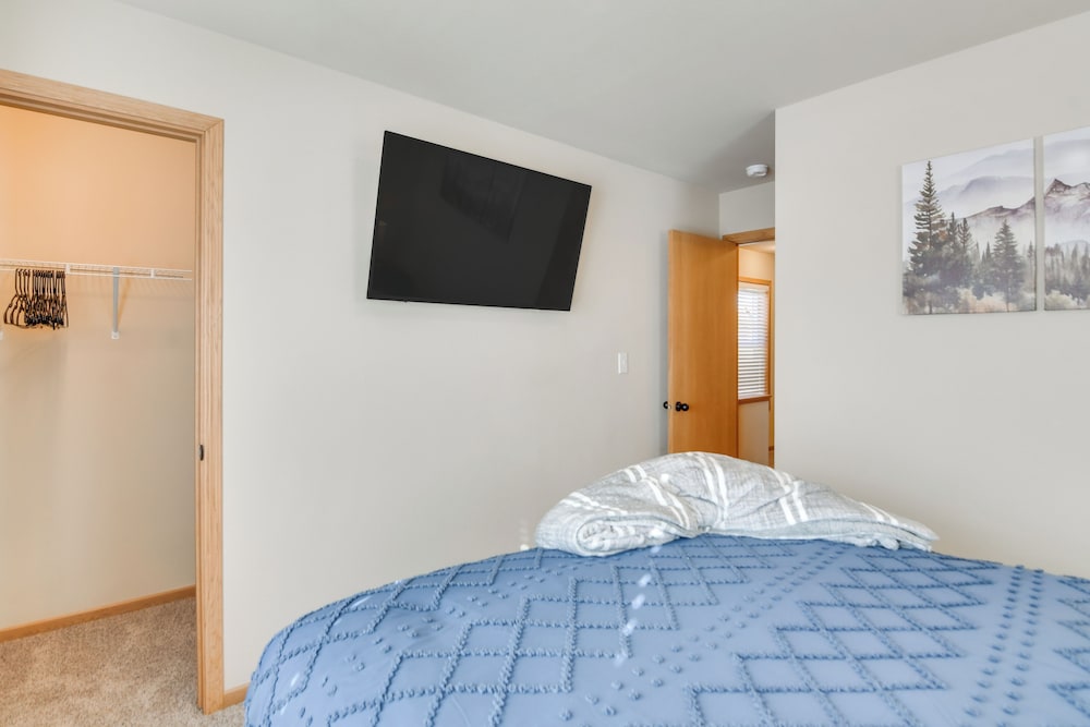 4 Mi to Granby Ranch: Cabin w/ Hot Tub Access!