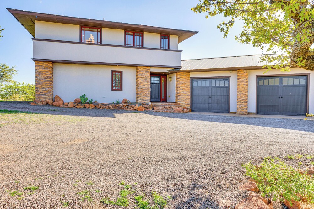 Lake Lawtonka View: Mountaintop Medicine Park Home
